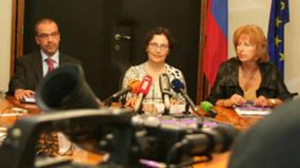 Namestnik varuhinje jernejRovšek, varuhinja dr. Zdenka čebašek Travnik in direktorica strokovne službe Bojana Cvahte na novinarski konferenci