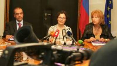 Namestnik varuhinje jernejRovšek, varuhinja dr. Zdenka čebašek Travnik in direktorica strokovne službe Bojana Cvahte na novinarski konferenci