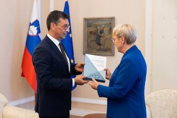 Varuh izroča poročilo predsednici republike