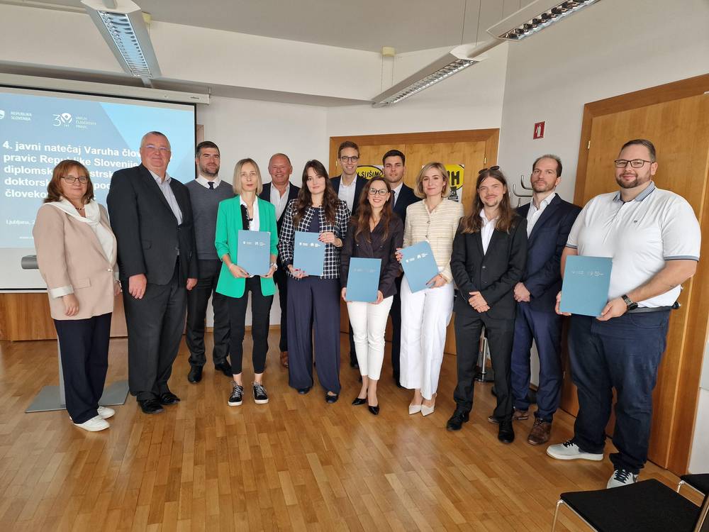 Nagrajenci, mentorji in člani komisije na slovesnosti podeljevanja nagrad za človekove pravice