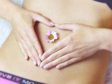 Cvetlica na trebuhu ženske