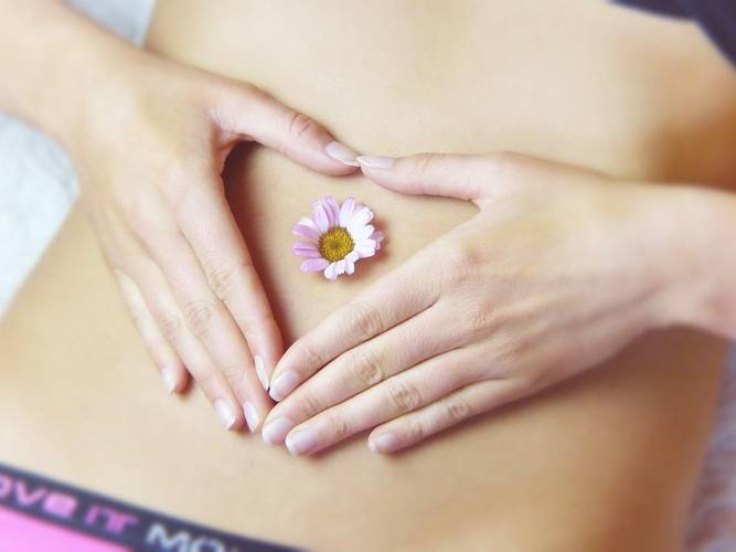 Cvetlica na trebuhu ženske