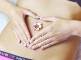 Cvetlica na trebuhu ženske
