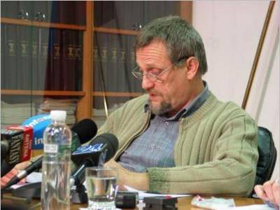 Matjaž Hanžek med novinarsko konferenco