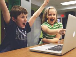 Otroka pred računalnikom