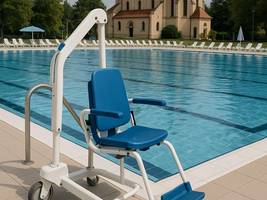 Kopališče za invalide, v ozadju katoliška cerkev