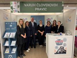 Sodelavci Varuha pred stojnico na Festivalu za tretje življenjsko obdobje