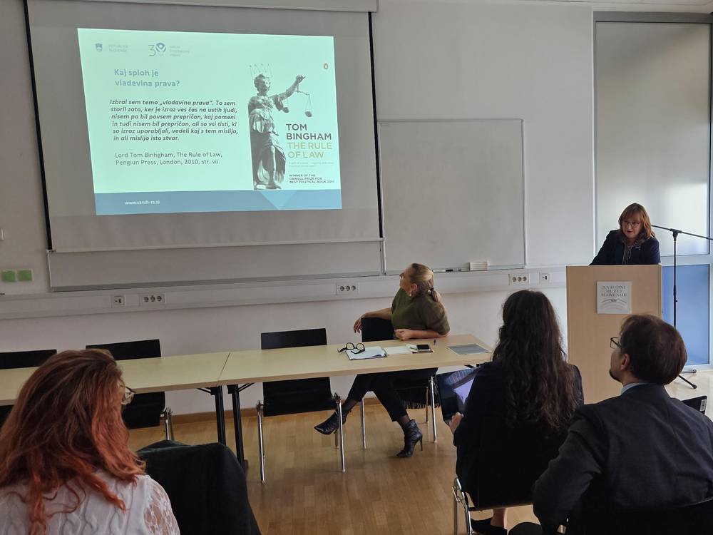 dr. Simona Drenik Bavdek med predstavitvijo Varuhovih priporočil glede vladavine prava