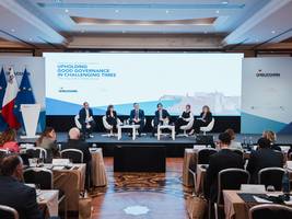 Pogled iz publike na udeležence okrogle mize