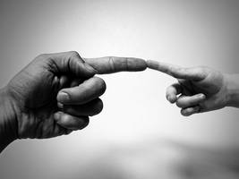 Prst odraslega in otroka se stikata