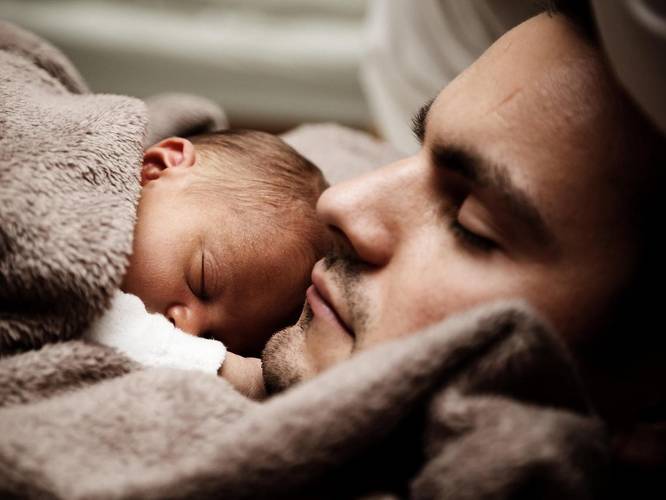 Oče in novorojenček