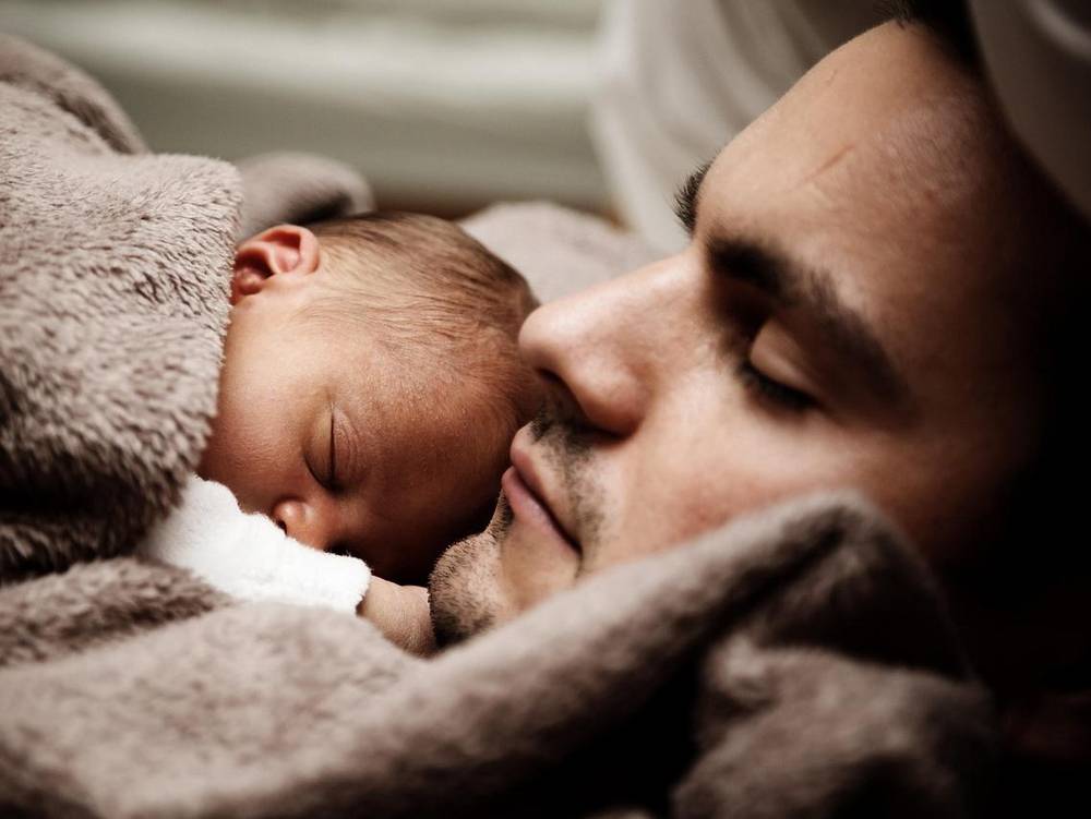 Oče in novorojenček