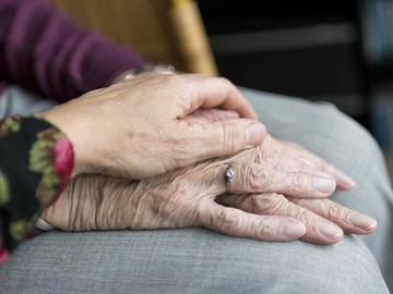 Mlajša roka dotika starejšo roko