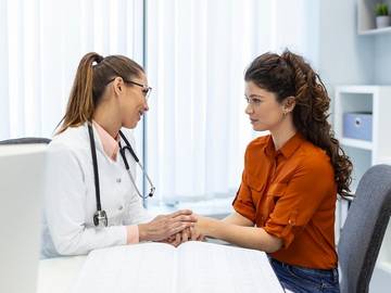 Zdravnica in pacientka v pogovoru