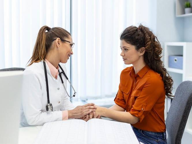Zdravnica in pacientka v pogovoru