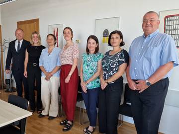 Obisk francoskih gostij pri Varuhu - skupinska fotografija udeležencev sestanka