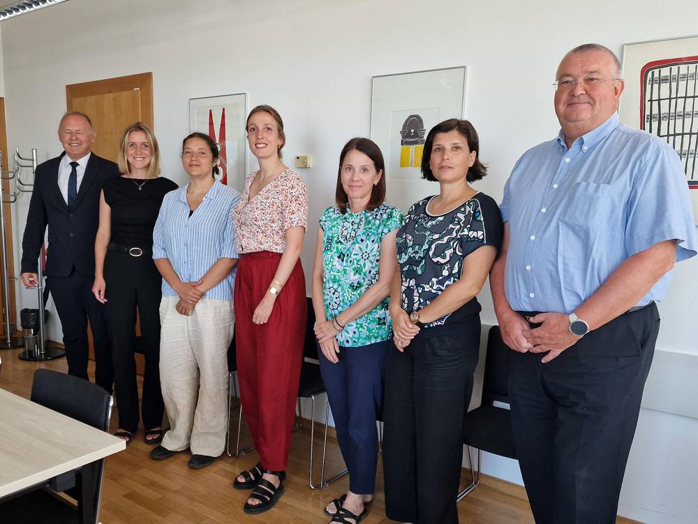 Obisk francoskih gostij pri Varuhu - skupinska fotografija udeležencev sestanka