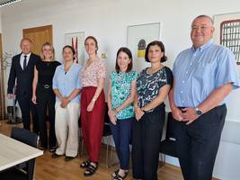 Obisk francoskih gostij pri Varuhu - skupinska fotografija udeležencev sestanka