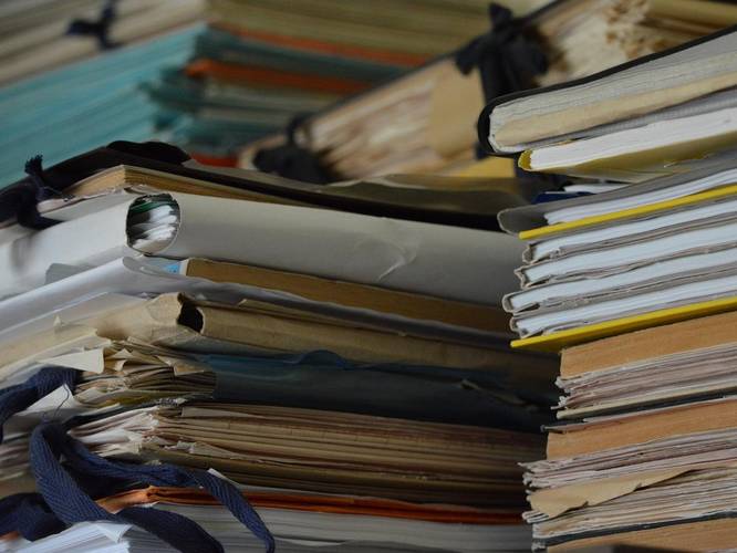 Kupi dopisov nakazujejo zaoszanek pri odgovajranju na vprašanja pobudnikov