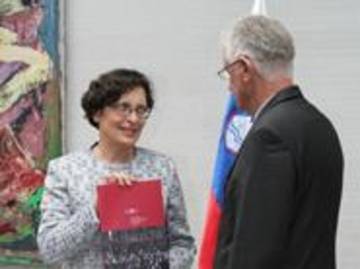 Zdenka Čebašek Travnik predaja poročilo predsedniku DZ-ja Pavlu Gantarju