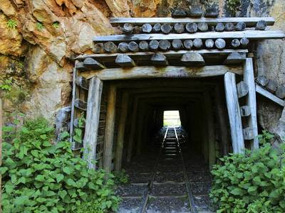 Zapuščen rudniški rov z železniškim tirom