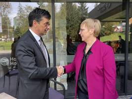 Varuh Svetina se rokuje s predsednico republike Pirc Musar