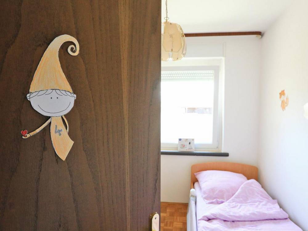 Vrata v otroško sobo v kriznem centru Palček, na katerih je palček