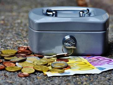 Ročna blagajna z denarjem