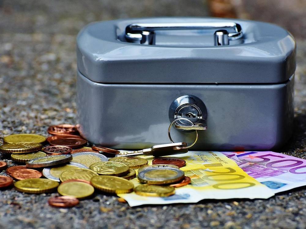 Ročna blagajna z denarjem