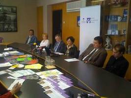 Ekipa Varuha daje izjavo za javnost po poslovanju