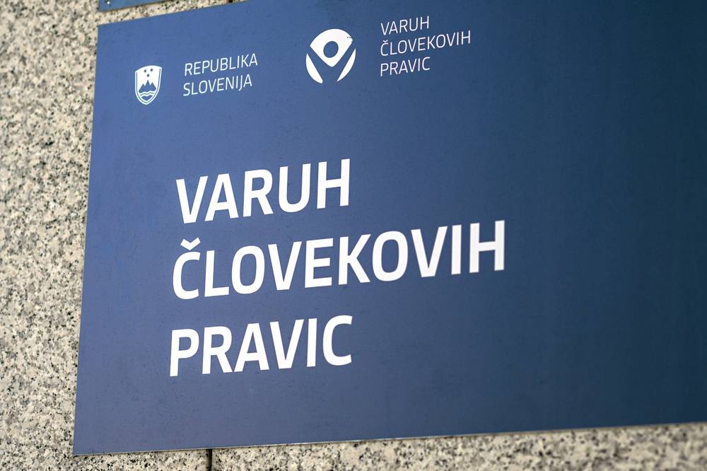 Tabla za napisom Varuh človkovih pravic RS