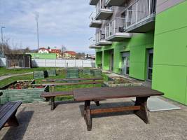 Klop zunaj pred domom in visoke grede